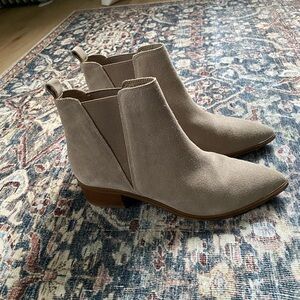 Women's Suede Chelsea Ankle Boots in Taupe
